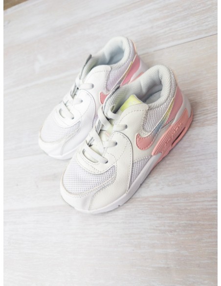 zapatos blancos con logo rosado