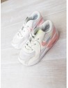 zapatos blancos con logo rosado