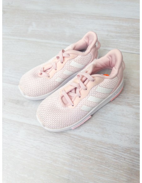 zapatos rosados con rayas blancas