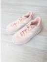 zapatos rosados con rayas blancas