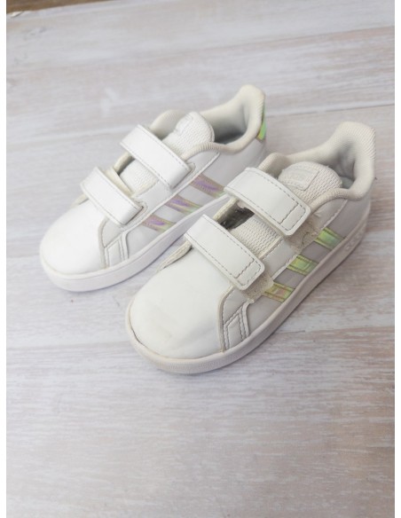 zapatos blancos con rayas tornasol