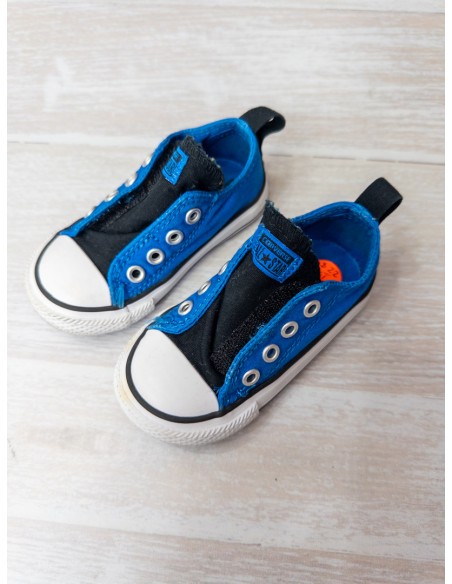 sneakers negros con azul