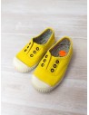 zapatos amarillos