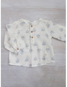 camisa blanca con globos celestes