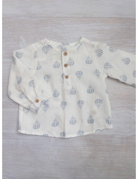 camisa blanca con globos celestes