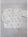 camisa blanca con globos celestes