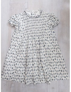 vestido blanco con hojas grisaseas