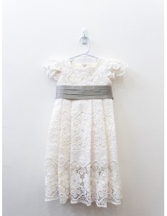 vestido blanco con cinta gris