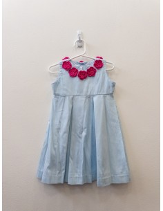 vestido celeste y flores rosadas