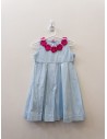 vestido celeste y flores rosadas
