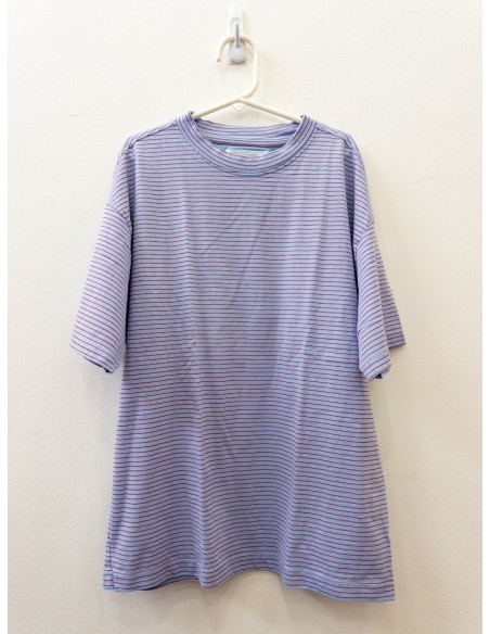 camiseta celeste con rayas rojas