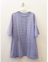 camiseta celeste con rayas rojas