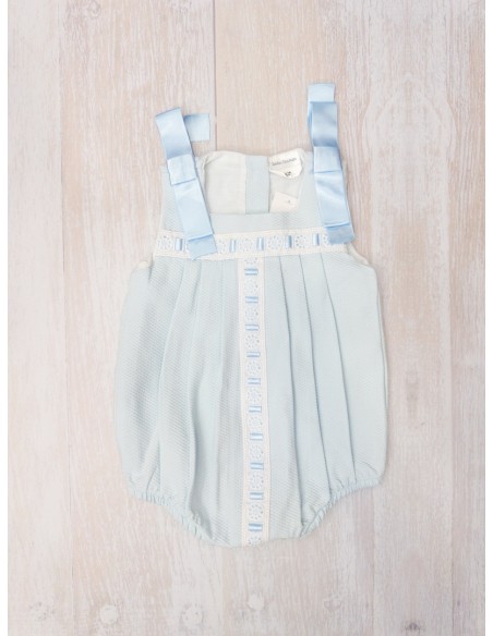 enterizo celeste con detalles blancos y cintas