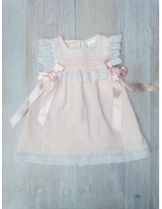 vestido rosado con detalles blancos y lazos