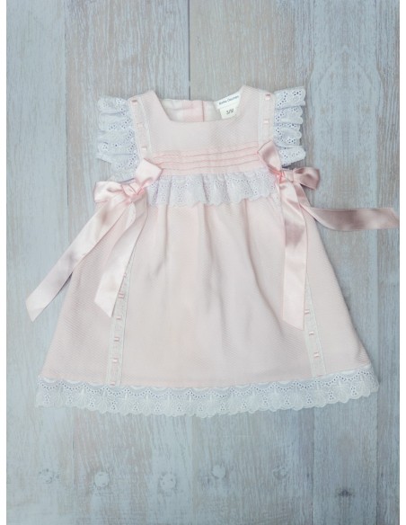 vestido rosado con detalles blancos y lazos