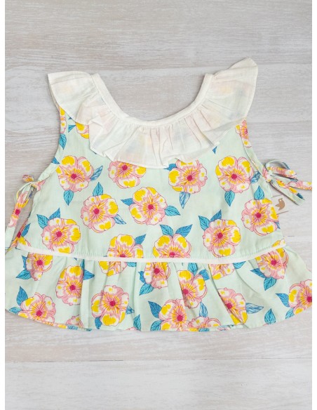 top celeste con flores rosadas con amarillo