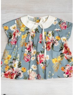 blusa celeste con flores fucsias amarillas