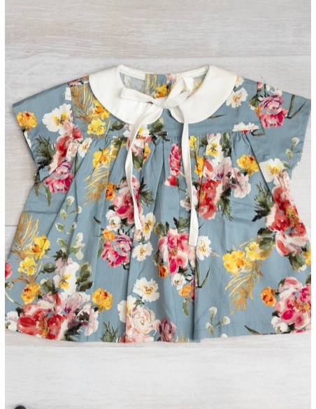 blusa celeste con flores fucsias amarillas