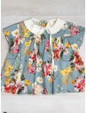 blusa celeste con flores fucsias amarillas