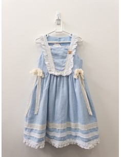 vestido celeste con detalles blancos