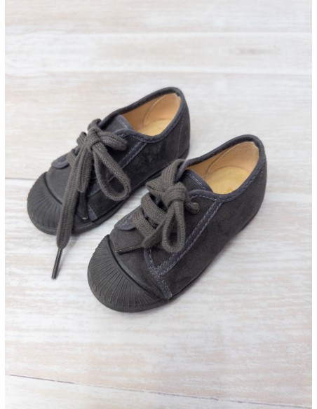 zapatos grises