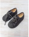 zapatos grises