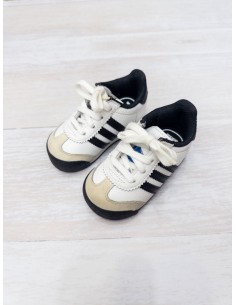 sneakers blancos con rayas negras