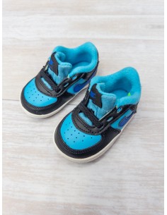 sneakers negros con turquesa