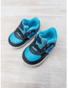 sneakers negros con turquesa