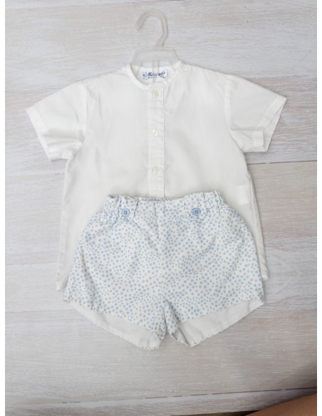 set short bolitas celestes y top blanco