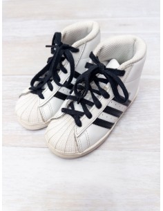 zapatos blancos con negro