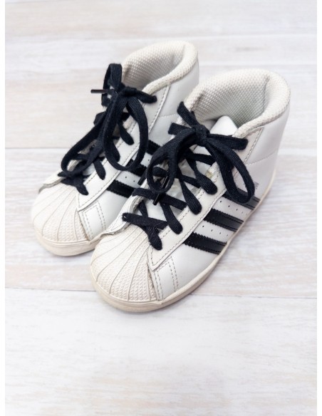 zapatos blancos con negro