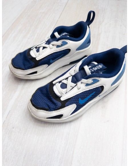 sneakers blancos con azules