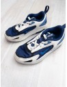 sneakers blancos con azules