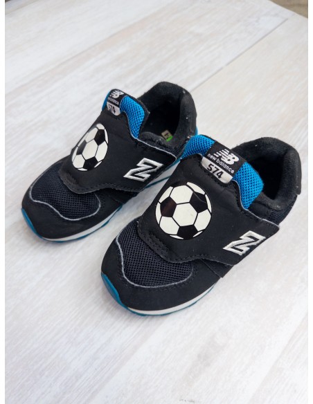 sneakers negros con pelota