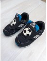 sneakers negros con pelota