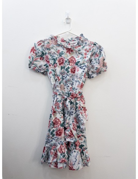 vestido blanco con flores verdes y concho de vino