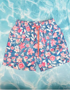 pantalon de baño azul con flores fucsias