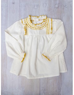 camisa blanca con filo mostaza