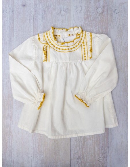 camisa blanca con filo mostaza