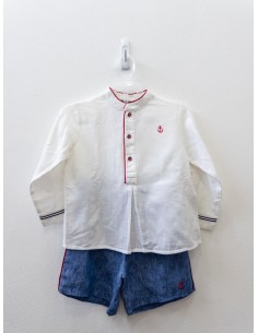 set short azul y camisa blanca con filos rojos