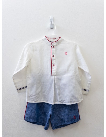 set short azul y camisa blanca con filos rojos