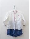 set short azul y camisa blanca con filos rojos