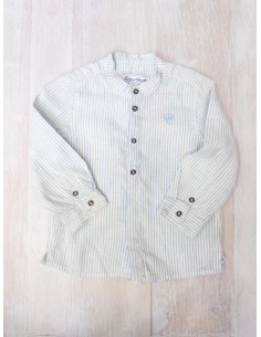 camisa blanca con lineas celestes