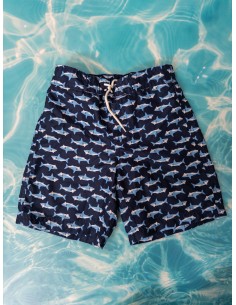 pantalon de baño azul con tiburones