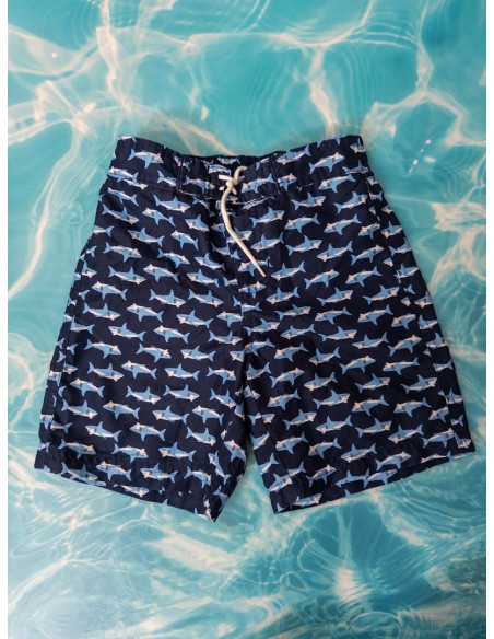 pantalon de baño azul con tiburones