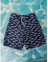 pantalon de baño azul con tiburones