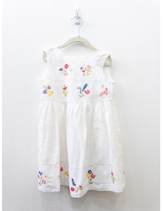vestido blanco y bordados mariposa