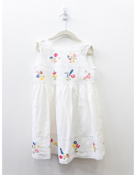 vestido blanco y bordados mariposa