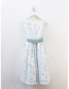 vestido blanco con detalles turquesas, cinturon